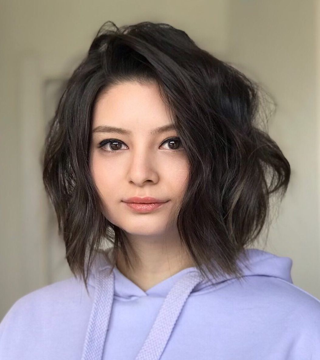 Comb-Over Wavy Bob for Round Faces